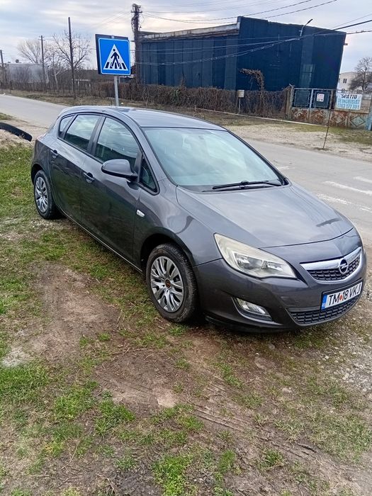 Vind opel astra j motor 1,4 benzina  functioneaza foarte bine .