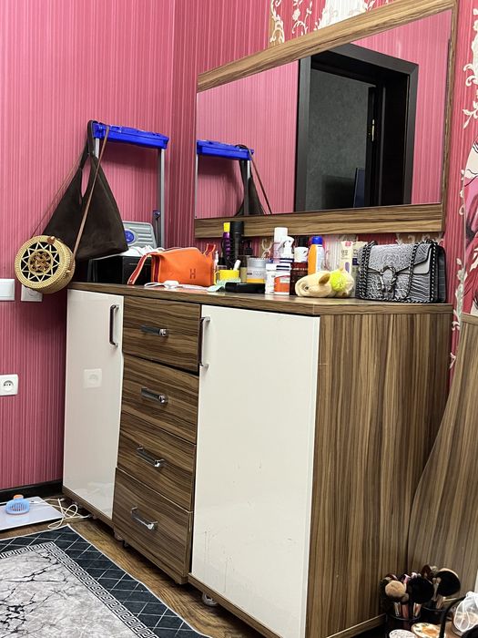 Шкаф, кровать и комод с зеркалом