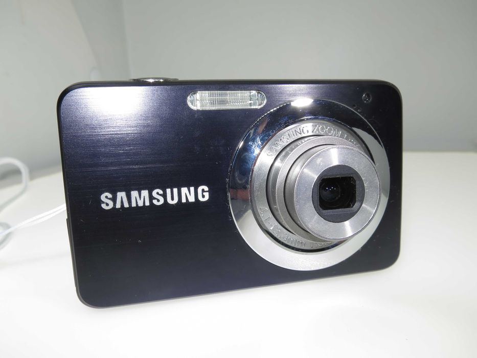 Samsung ES30 ултра малък и компактен фотоапарат с размерите на запалка, мини дигитална камера, като НОВ, работи отлично, пълен комплект