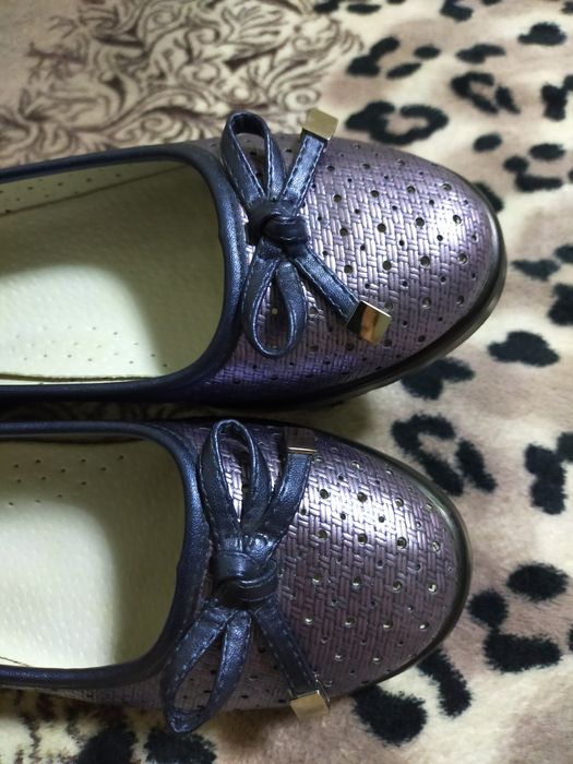 Продам туфли на а девочку