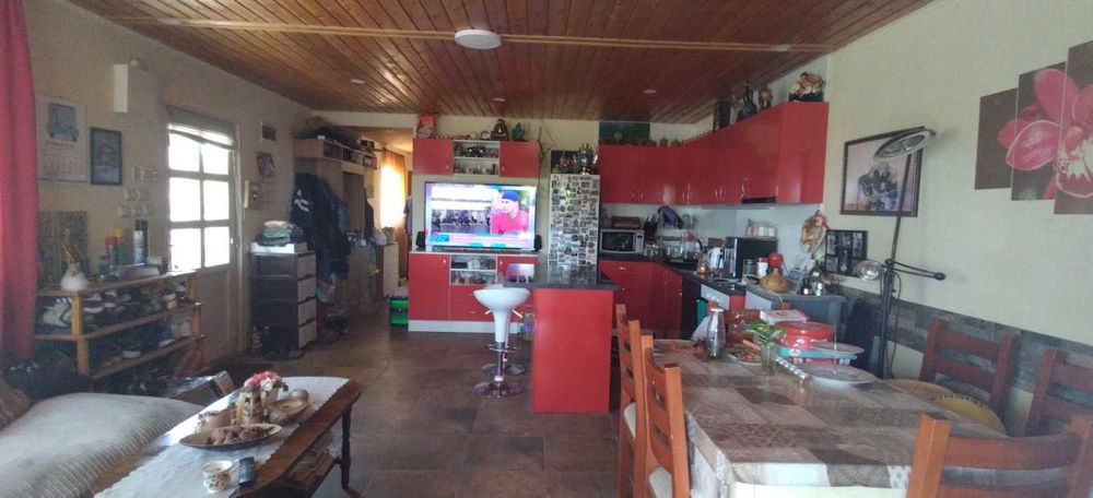 Две самостоятелни къщи в делим двор в с. Ген. Кантарджиево