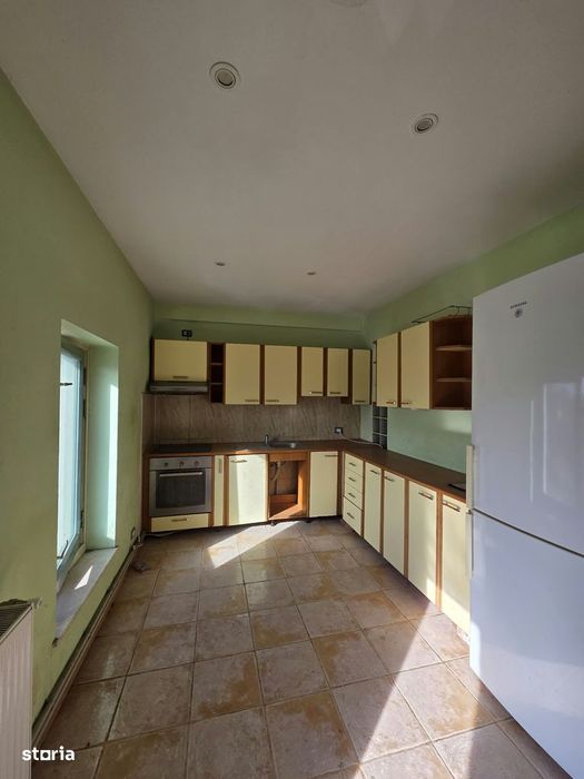 Vand apartament la casa,zona centrala