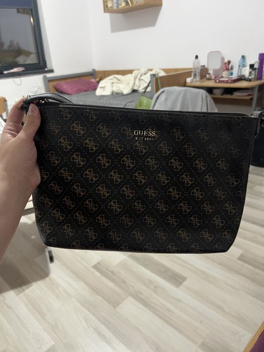 Geanta de umar Guess