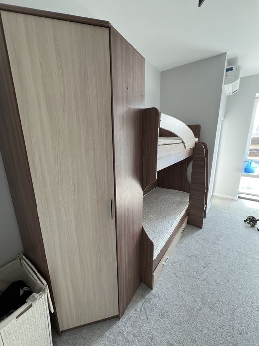 двухъярусная кровать, шифоньер