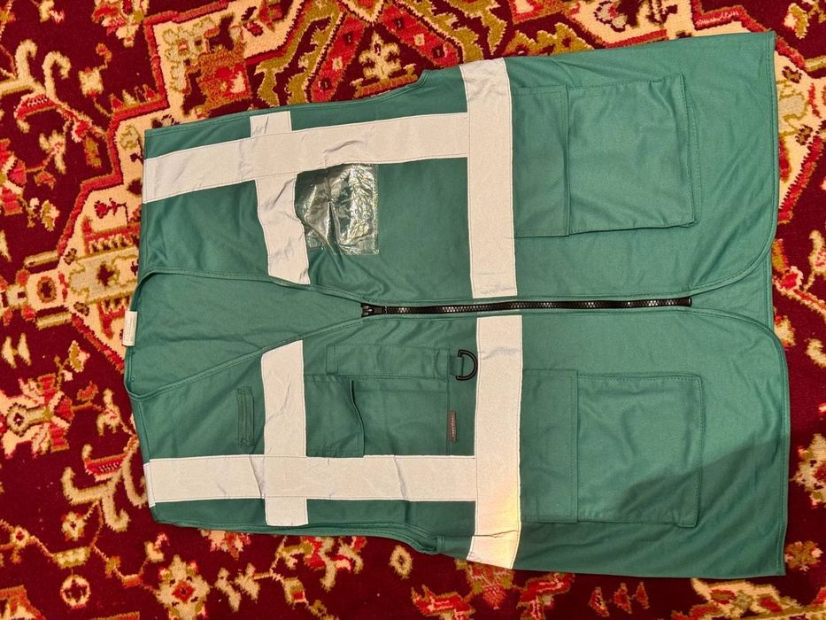 Качественный Жилеты (спец одежда)