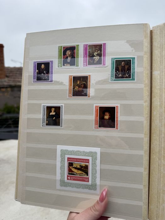 Голям класьор с различни пощенски марки