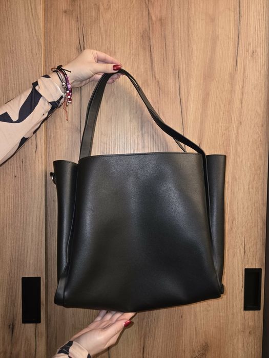 Дълбока черна чанта