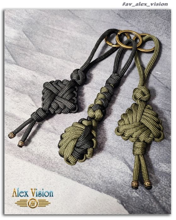 Оригинальный брелок из паракорда