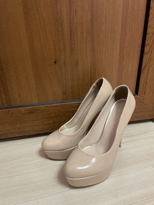 Бежови токчета 38 номер