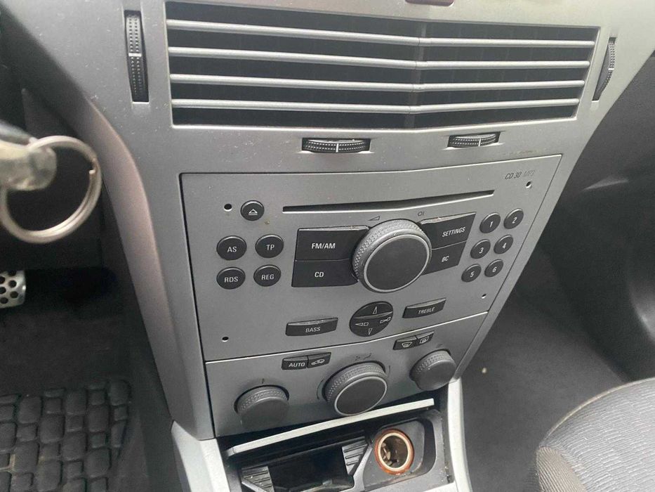 dezmembrez opel astra H 1.7 euro 3/capota astra h/usa astra h