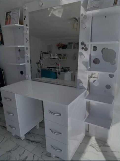 Masa de machiaj cu scaun inclus