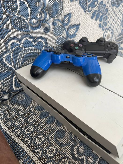 PS4 sotiladi 3 ta jostikli