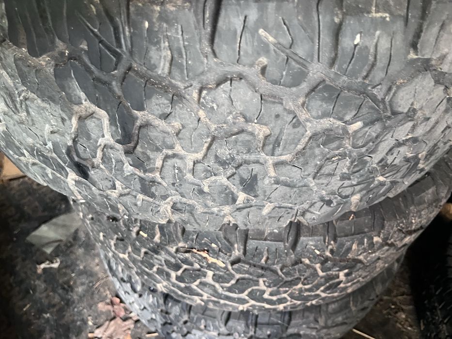 Продавам 4бр гуми 31х10.5R15 с джанти 6х139.7