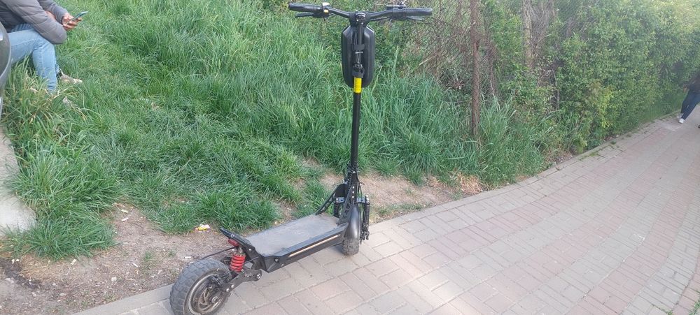 Vând trotineta electrica