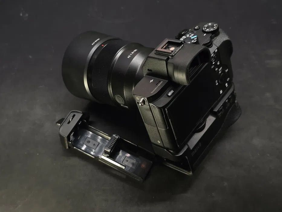 Sony A7II body + grip + 3 baterii + încărcător 2 baterii