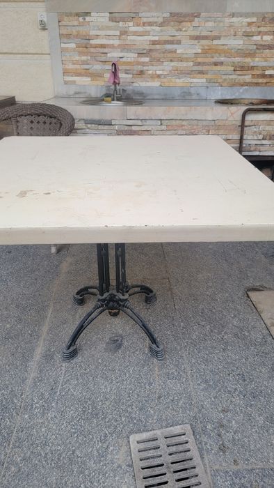 Стол думалок ва квадрат сотилади.