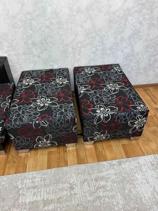 Диван для гостиной.