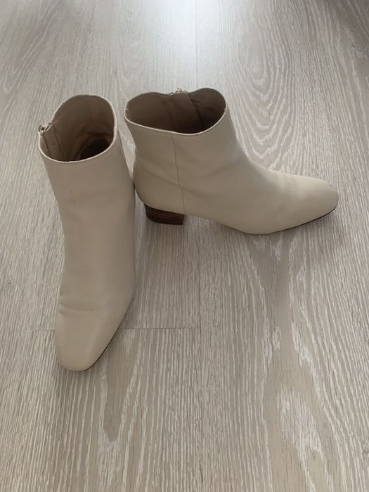 Продаю женские ботинки