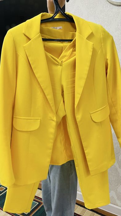 Продам костюм брючный