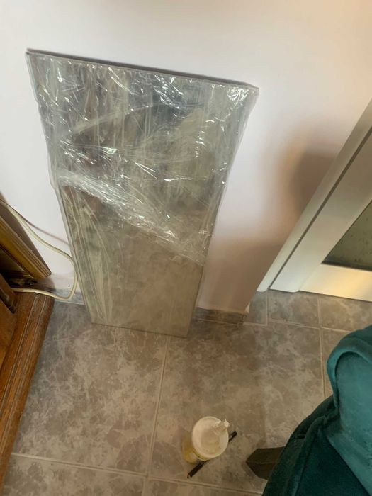 Продавам чисто нова етажерка с огледало .