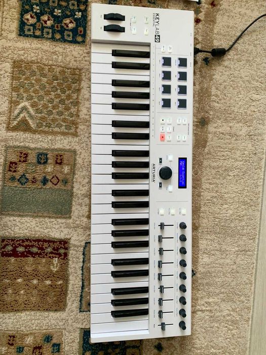 Vând controler MIDI universal Arturia KeyLab Essential 49