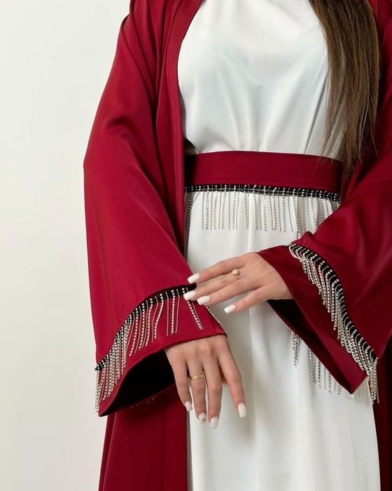 Абайка и белое платье