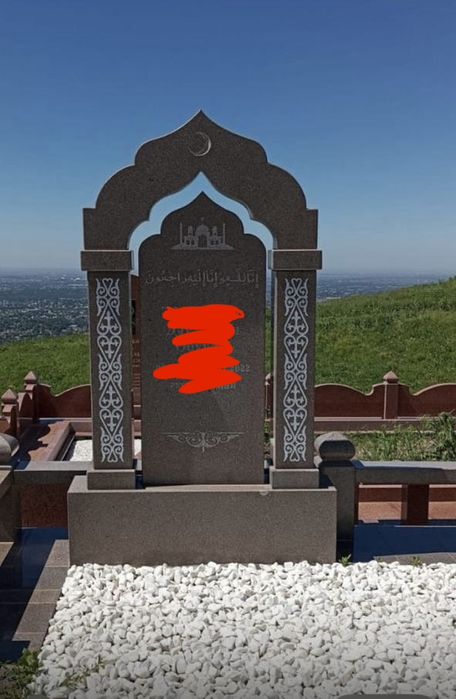 Памятники, надгробные камни