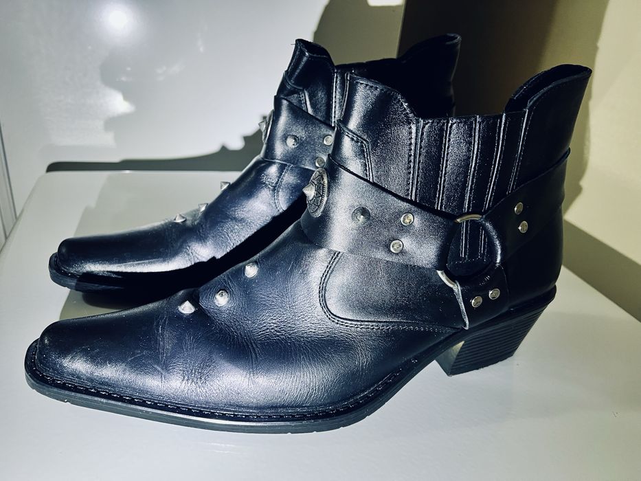 Кожени обувки с шипове