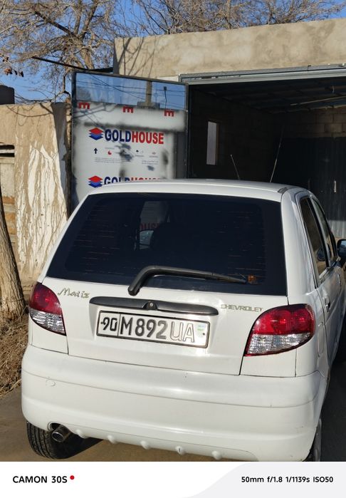 Matiz oq rang kafoli bilan