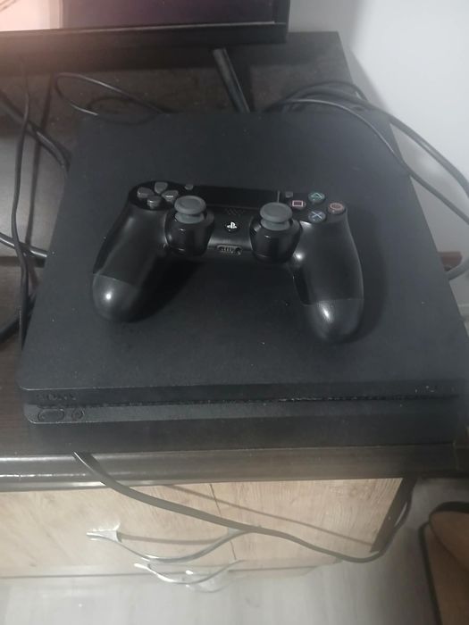 Vând ps 4 slim in stare foarte bună de funcționare