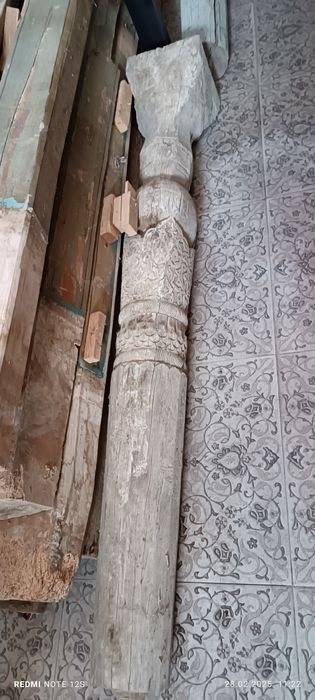 Старинные деревянные колонны