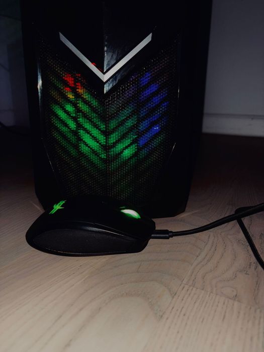 Calculator de Gaming cu căști, mouse și webcam