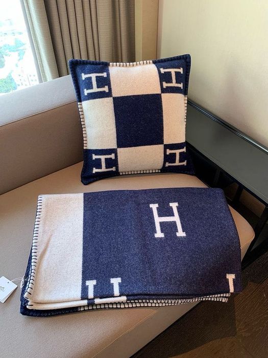 Hermes одеяло и възглавница