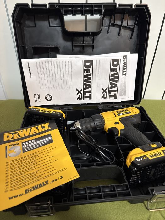 Masina de gaurit si insurubat DeWalt cu 2 baterii si incarcator+valiza