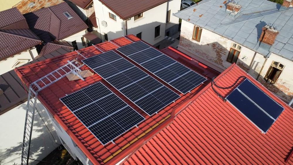 Monaj panouri solare fotovoltaice prosumator inverter on grid litiuion
