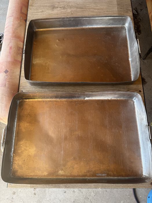Два броя тави неръждаеми.