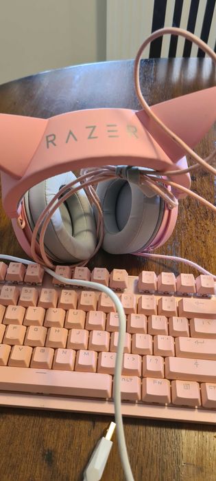 Casti Razer si tastatura roz.