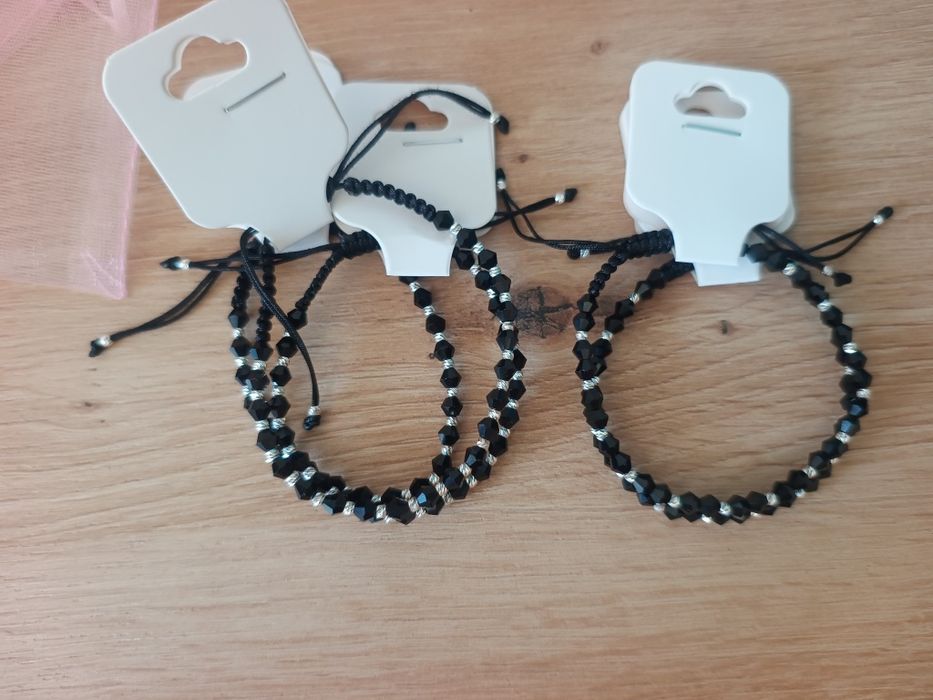 Invitații și brățări