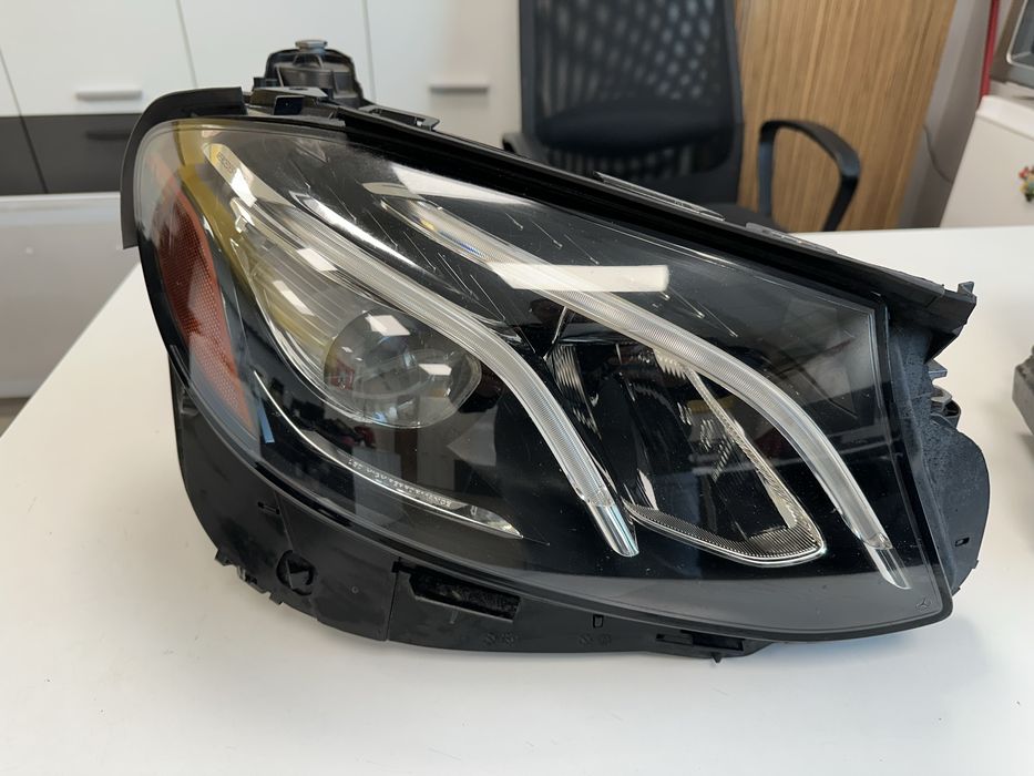 Фар само десен - USA - W213