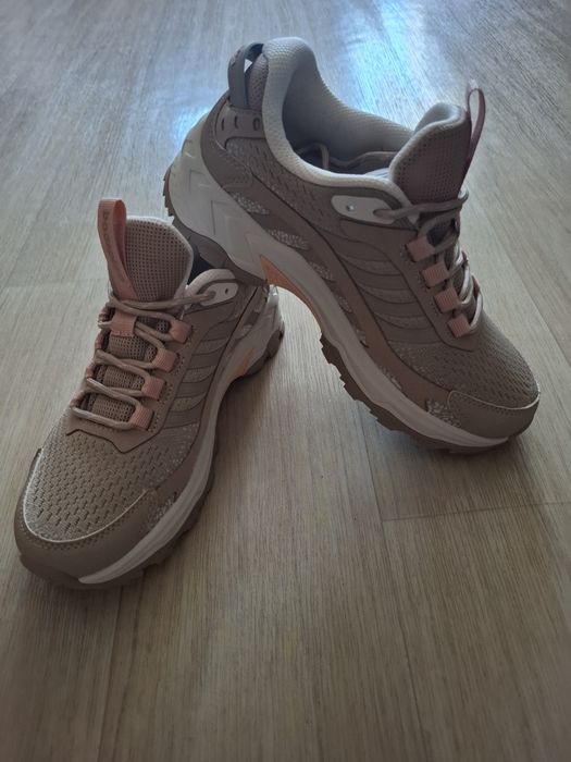 Совершенно новые кроссовки продам