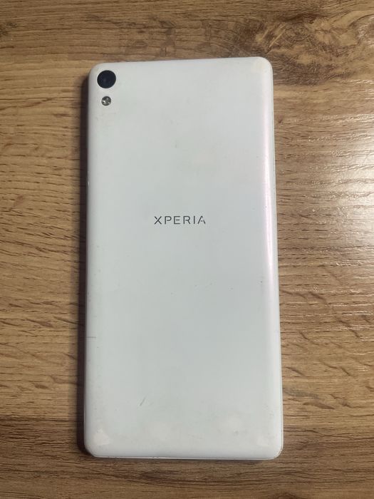Sony Xperia XA и Samsung J8