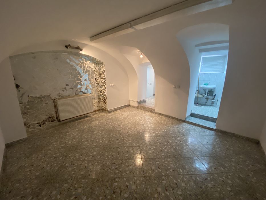 Proprietar- spatiu comercial/ apartament cu subsol 60 mp str. Metianu