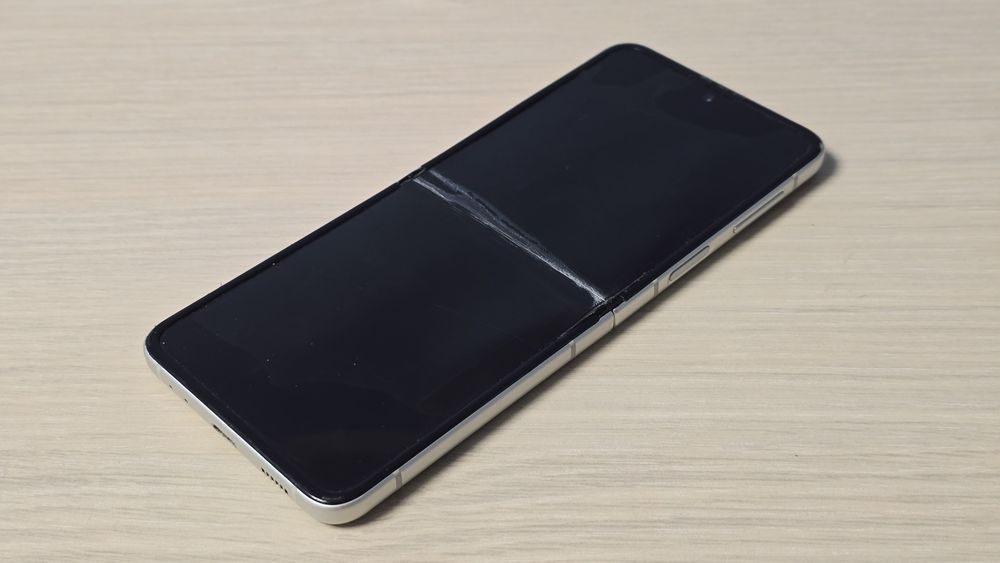 Samsung Z Flip 4 Defect ecran mare