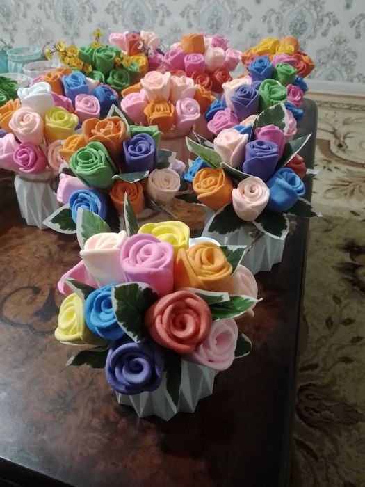 Qoʻlda mehnati asosida tayyorlagan ajobiy gullarbukletlar