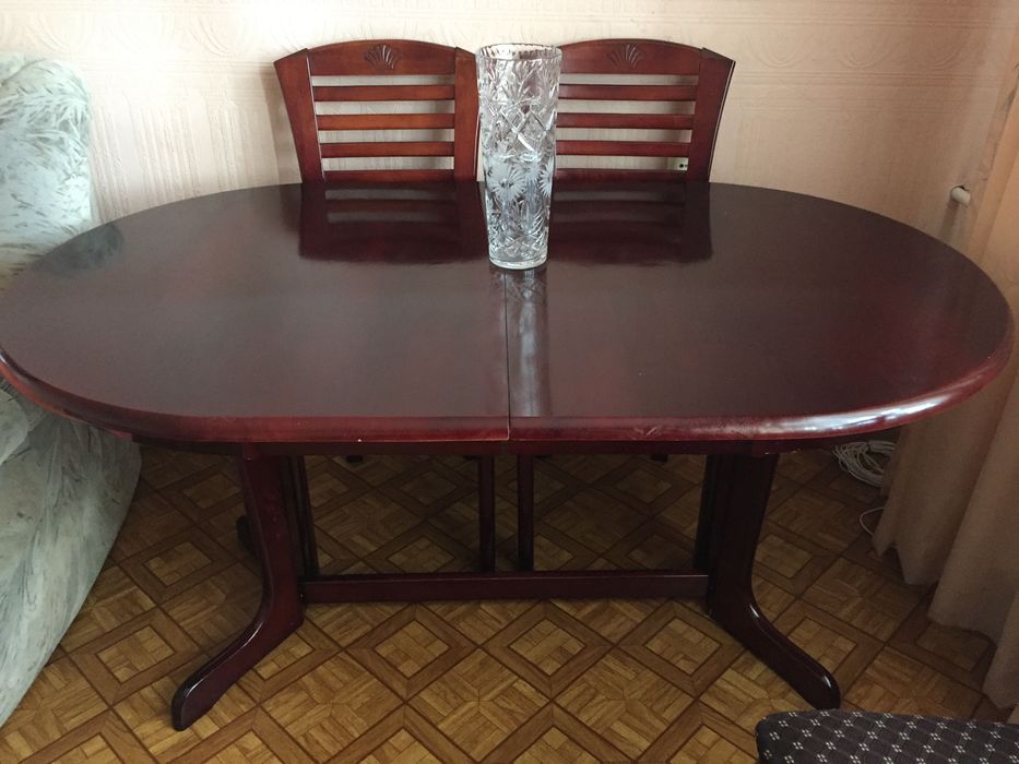 Стол со стульями для гостиной