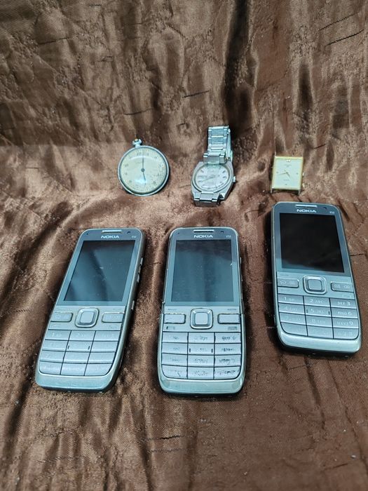 Стари  часовници, телефони