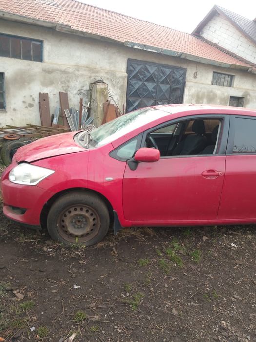 Dezmembrez Toyota Auris