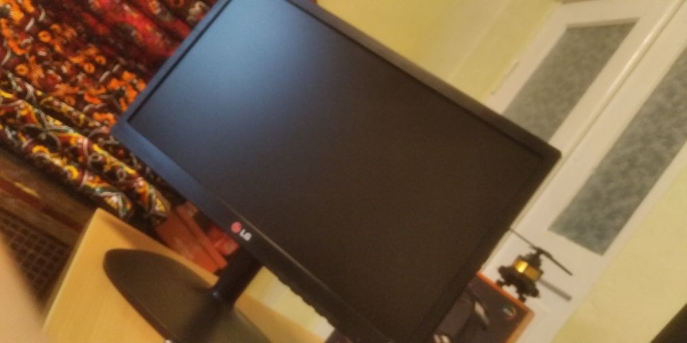 19 дюймовый монитор от компании LG