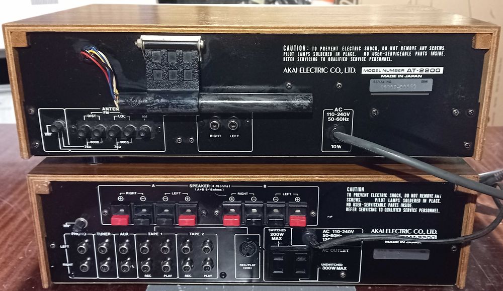 Комплект от тунер Akai AT-2200 и  усилвател Akai AM-2200.