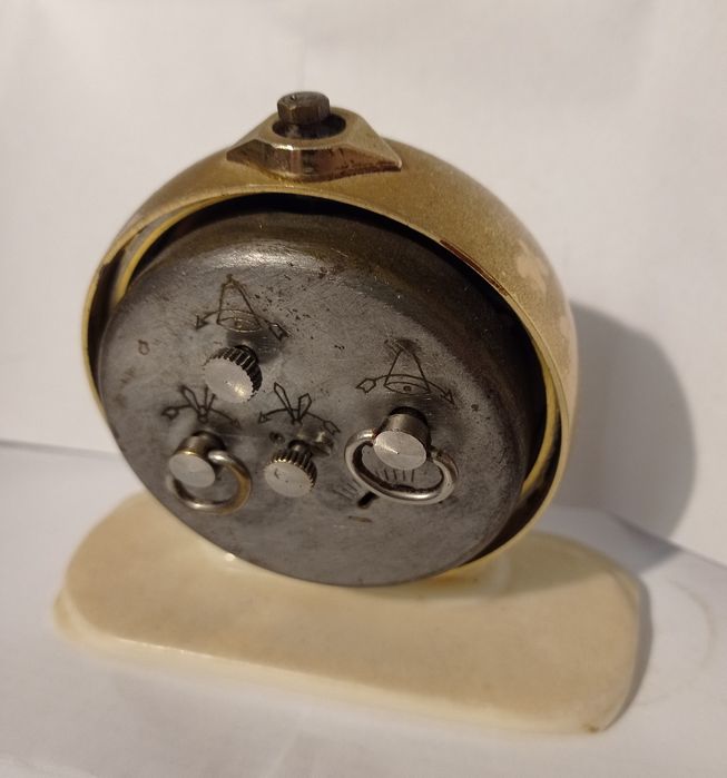 Vând sau schimb obiecte vechi.Preț în funcție de obiectul ales.